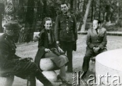 1940, Calimanesti, Rumunia.
Oficerowie i młoda kobieta siedzą na kamiennych ławach, stoi kpt. pilot Tadeusz Krajewski; na odwrocie pieczęć: