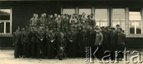 Maj 1941, Dorsten, Niemcy.
Polscy oficerowie oddani Niemcom przez Rumunów, grupa żołnierzy przed budynkiem.
Fot. NNH, zbiory Ośodka KARTA, udostępnił Adam Krajewski.