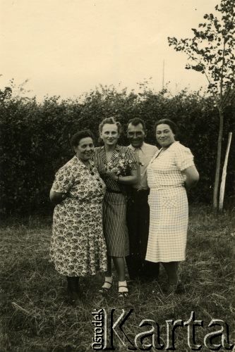 1940, Rumunia.
Polscy uchodźcy w Rumunii podczas II wojny światowej - Tadeusz Krajewski i kobiety w letnich sukienkach ; na odwrocie pieczęć: 