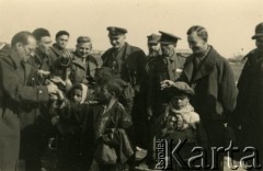1940, Calimanesti, Rumunia.
Dzieci żebrzące wśród polskich oficerów; na odwrocie pieczęć: 