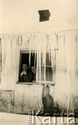 1940, Rumunia.
Polascy żołnierze w obozie internowania, Tadeusz Krajewski i Adam Rotszyld wglądają przez okno baraku, z dachu zwisają wielkie sople lodu; na odwrocie pieczęć: 
