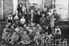 Brak daty, ZSRR.
Dzieci i wychowawczynie.
Fot. NN, zbiory Ośrodka KARTA, udostępniła D.Szczepańska