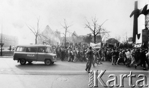 1982-89, Poznań, Polska.
Stan wojenny - manifestacja niezależna koło Pomnika Ofiar Czerwca 1956, za manifestantami milicyjna nyska (