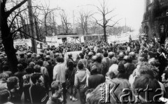 1982-89, Polska.
Stan wojenny - manifestacja niezależna, widoczne transparenty z napisami 
