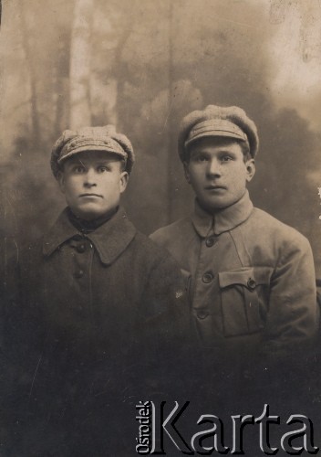 1926, brak miejsca, Polska.
Dwaj mężczyźni, portret.
Fot. NN, zbiory Ośrodka KARTA, udostępnił Stanisław Leszczenko.

