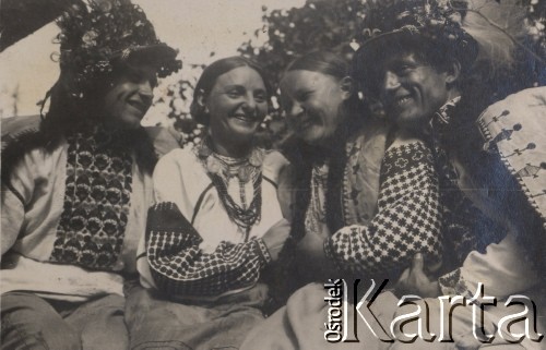 16.09.1934, Horodenka, woj. Stanisławów, Polska.
Grupa osób w strojach regionalnych.
Fot. NN, zbiory Ośrodka KARTA, kolekcję Edwarda Skrzyńskiego udostępniła Izabella Srzednicka.
 
