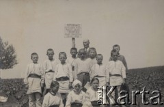 1934, Toporowce, powiat Horodenka, woj. Stanisławów, Polska.
Dzieci na kursie Przysposobienia Rolniczego, na tablicy napis w jÍzyku polskim i ukraińskim: 