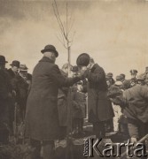 1935, Horodenka, woj. Stanisławów, Polska.
Święto Lasu, założenie parku miejskiego, sadzenie pierwszych drzewek.
Fot. NN, zbiory Ośrodka KARTA, kolekcję Edwarda Skrzyńskiego udostępniła Izabella Srzednicka