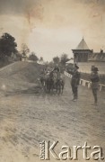 1935, Horodenka, woj. Stanisławów, Polska.
Transport buraków cukrowych przy bramie cukrowni.
Fot. NN, zbiory Ośrodka KARTA, kolekcję Edwarda Skrzyńskiego udostępniła Izabella Srzednicka