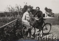 25.05.1936, Witosowo, powiat Krzemieniec, Wołyń, Polska.
 Kobieta i mężczyzna z rowerem, podpis: 