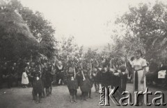 28.08.1938, Papierosówka, Wołyń, Polska.
Zakończenie prac dziecińca, dzieci śpiewają piosenkę 