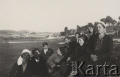 27.09.1938, Uhorsk, Wołyń, Polska.
Członkinie Koła Gospodyń Wiejskich w Starej Hucie, podpis pod zdjęciem: 
