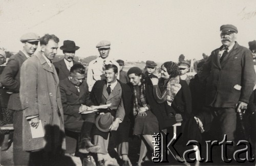 14.10.1938, Ciemnohajce, Wołyń, Polska.
Zakończenie konkursów rolniczych, obrady komisji.
Fot. NN, zbiory Ośrodka KARTA, kolekcję Edwarda Skrzyńskiego udostępniła Izabella Srzednicka.
 
