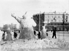Styczeń 1960, Magadan, Kołyma, ZSRR.
Śniegowe bałwany na skwerku.
Fot. NN, zbiory Ośrodka KARTA, udostępniła Katarzyna Cal