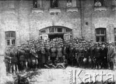 Przed 1939, Polska.
Grupa żołnierzy Wojska Polskiego przed budynkiem koszar.
Fot. NN, zbiory Ośrodka KARTA, udostępniła Joanna Jurkowska.

