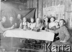 Listopad 1945, Oziero, Maryjska ASRR, ZSRR.
Polacy deportowani do ZSRR, czwarta po prawej Krystyna Pilna (z d. Walczak) z matką Kazimierą Walczak.
Fot. NN, zbiory Ośrodka KARTA, udostępniła Krystyna Pilna.
