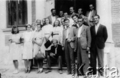 1939-1944, Rumunia.
Grupa polskich uchodźców przed budynkiem, na schodach siedzi Stanisław Wisłocki.
Fot. NN, zbiory Ośrodka KARTA, udostępnił Zdzisław Gumiński.