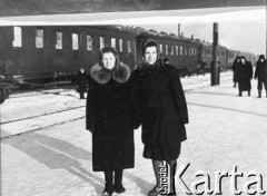 09.12.1955, Wołogda, Wołogodzka obł., ZSRR.
Polki zesłane do ZSRR podczas powrotu do kraju. Na stacji kolejowej - 