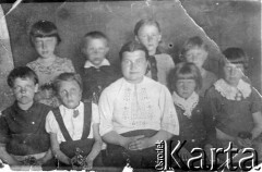 1943, Kałmański sowchoz, Ałtajski Kraj, ZSRR.
Uczniowie i nauczycielka z polskiej szkoły w Kałmańskim sowchozie. Siedzą od prawej: Danuta Mikulak, Irena (nazwisko nieznane), nauczycielka Stanisława Zygadło (z domu Najranowska); pierwsza z lewej: Ola (nazwisko nieznane), obok nauczycielki NN; powyżej pierwsza z lewej: Basia Kuczyńska, chłopiec z białym kołnierzykiem - Kola, Jadwiga Byszewska, Regina Byszewska.
Fot. NN, zbiory Ośrodka KARTA, udostępniła Danuta Mikulak.
