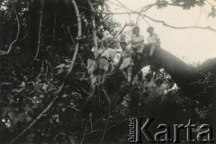 1945-1946, Tanganika, Afryka.
Wycieczka dzieci z sierocińca nad jezioro Tanganika; zaznaczony strzałką Juliusz Szafrański.
Fot. NN, zbiory Ośrodka KARTA, udostępnił Juliusz Leon Szafrański.