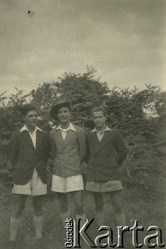 1947, Tengeru, Tanganika, Afryka.
Polscy chłopcy, wychowankowie sierocińca - stoją od lewej: Czernek, Międzyrzecki, Juliusz Szafrański.
Fot. NN, zbiory Ośrodka KARTA, udostępnił Juliusz Leon Szafrański.