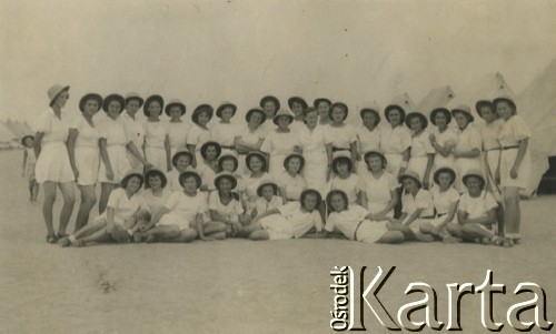1943, Country Club w Karaczi, Indie.
Pierwsza drużyna harcerek założona przez Marię Rogińską w obozie polskim
Fot. NN, zbiory Ośrodka KARTA , udostępniła Maria Wierzchowska [AW - II/1681]