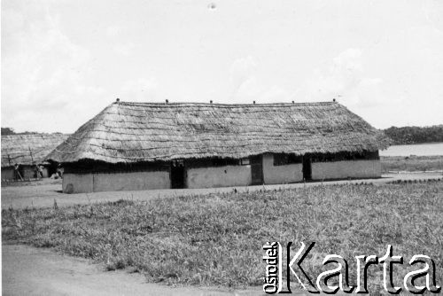 Lata 40-te, Koja, Uganda, Afryka Wschodnia.
Budynek szkoły w osiedlu dla uchodźców Koja.
Fot. NN, zbiory Ośrodka KARTA, udostępniła Maria Wierzchowska