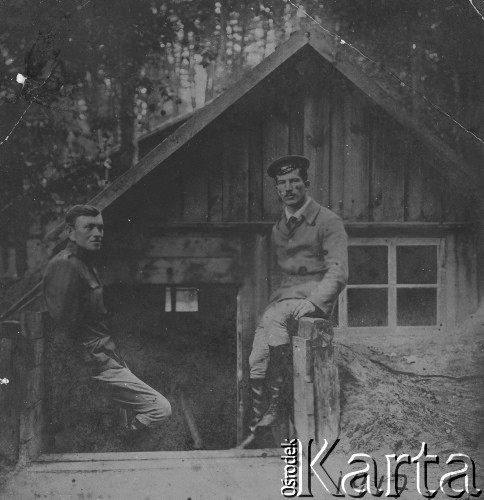 1917, prawodopodobnie Rosja.
Dwaj mężczyźni przed ziemianką.
Fot. NN, zbiory Ośrodka KARTA, kolekcję Eugeniusza Wilczyńskiego udostępniła Marta Simon.
 
