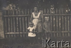 1926, Wyżwa, pow. Kowel. Wołyńskie woj., Polska.
Marta, Andrzej i Kazik Wilczyńscy z opiekunką.
Fot. NN, zbiory Ośrodka KARTA, kolekcję Eugeniusza Wilczyńskiego udostępniła Marta Simon.
 
