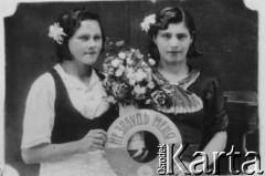 1944, Krasnodon, Woroszyłowgradzka obł., Ukraina, ZSRR.
Anna Sacała wraz z koleżanką Stefcią, ostatnia fotografia zrobiona przed powrotem z zesłania do kraju.
Fot. NN, zbiory Ośrodka KARTA, udostępniła Anna Sacała-Stenzel
