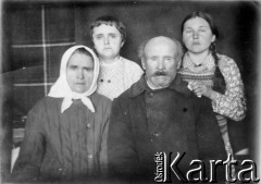 1942, Krasnojarski Kraj, ZSRR.
Rodzina Sacałów deportowana do ZSRR, pierwsza z prawej stoi Anna Sacała, druga Maria (zmarła w kwietniu 1942).
Fot. NN, zbiory Ośrodka KARTA, udostępniła Anna Sacała-Stenzel.