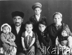 1963, Szawat, Chorezmijska obł., Uzbecka SRR, ZSRR..
Jadwiga Baczewska z rodziną. Podpis na odwrocie: 