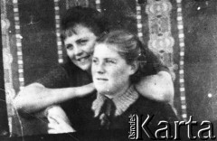 1945, Ałtajski Kraj, ZSRR.
Irena (w swetrze z szarym kołnierzem) i Helena Bejnarowiczówny podczas pobytu w ZSRR, początek roku 1945.
Fot. NN, zbiory Ośrodka KARTA, udostępniła Irena Bejnarowicz