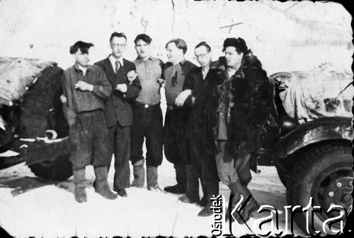 Lata 50-te, Kołyma, Magadańska obł., ZSRR.
Więźniowie łagrów Kołymy - pierwszy z prawej: Leon Cydzik w futrze z psów.
Fot. NN, zbiory Ośrodka KARTA, udostępniła Maria Cydzik