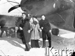Lata 50-te, Kołyma, Magadańska obł., ZSRR.
Leon Cydzik (zaznaczony krzyżykiem) na tle samolotu, którym dostarczano zaopatrzenie do łagru, wraz z dwoma pilotami - wolnymi.
Fot. NN, zbiory Ośrodka KARTA, udostępniła Maria Cydzik