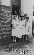 29.05.1945, Szczecin, Polska.
Sprzedawczynie przed sklepem, na tablicy z lewej wypisane towary: 