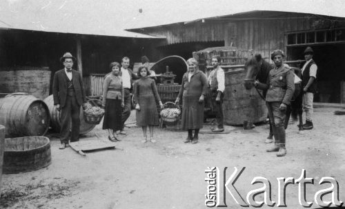 1939-1940, Brosteni, Rumunia.
Grupa osób na podwórku, między innymi polscy uchodźcy, podpis na odwrocie: 