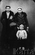 1939, Rymnik de Jos (?), Rumunia.
Irena Białecka-Tarasow i Irena Stańczyk z córką Mirką, podpis na odwrocie: 