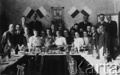 Kwiecień 1940, Babadag, Rumunia.
Wielkanoc w Domu Polskim, grupa uchodźców za stołem, szósta od lewej stoi Irena Białecka-Tarasow.
Fot. NN, zbiory Ośrodka KARTA, udostępniła Irena Białecka-Tarasow.