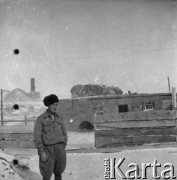 Lata 40.-50., ZSRR.
Mężczyzna na tle kopalni.
Fot. NN, zbiory Ośrodka KARTA, udostępnił Wacław Karluk