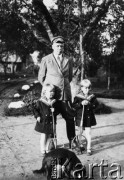 1936-1937, Lebiodka, powiat Lida, woj. Nowogródek, Polska.
Wacław Sopoćko z córkami Haliną i Reginą (Renią) oraz pieskiem Milusiem.
Fot. NN, zbiory Ośrodka KARTA, udostępniła Halina Grecka.
