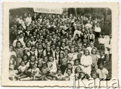 1918-1939, Polska.
Prawdopodobnie Dzień Matki. Nad grupą dzieci i kobiet transparent 