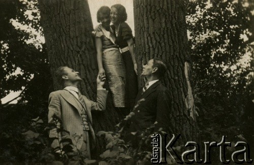 Przed wrześniem 1939, Polska. 
W lesie.
Fot. NN, zbiory Ośrodka KARTA, kolekcja Jana Żalińskiego [AW III/144]