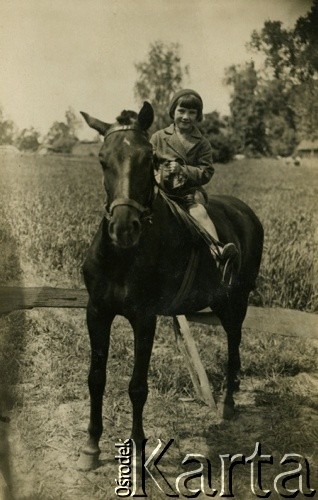 1918-1939, Polska.
Dziewczynka na koniu.
Fot. NN, zbiory Ośrodka KARTA, kolekcja Jana Żalińskiego [AW III/144]