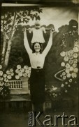 1918-1939, Polska.
Kobieta z dzieckiem w atelier fotograficznym.
Fot. NN, zbiory Ośrodka KARTA, kolekcja Jana Żalińskiego [AW III/144]
