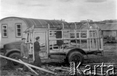 1956, Workuta, Komi ASRR.
Budowa autokaru; pierwszy z lewej stoi Stanisław Gajdel - wolnonajemny, obok Ukrainiec NN.
Fot. NN, zbiory Ośrodka KARTA, udostępnił Stanisław Gajdel.
