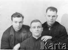 1955, Workuta, Komi ASRR, ZSRR.
Polacy zesłani do ZSRR. Od lewej: Józef Hołza, Kazimierz (brat stryjeczny J.Hołzy), Stanisław Gajdel.
Fot. NN, zbiory Ośrodka KARTA, udostępnił Stanisław Gajdel