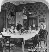 1916, Kiszyniów, Besarabia, Rosja.
Grupa osób przy stole. Podpis pod zdjęciem: 