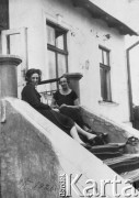 2.05.1926, Czyniszeuce k/Kiszyniowa, Rumunia.
Katarzyna Gaydamowicz i Halina Leśniewicz na schodach przed domem. 
Fot. NN, zbiory Ośrodka KARTA, udostępnił Tadeusz Gaydamowicz.