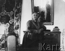 1926, Czyniszeuce k/Kiszyniowa, Rumunia.
Aleksandra Gaydamowicz w domu rodzinnym.
Fot. NN, zbiory Ośrodka KARTA, udostępnił Tadeusz Gaydamowicz.